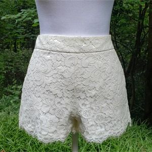 EXPRESS Mid Rise Lace Short Shorts Cream Size 4 New NWOT